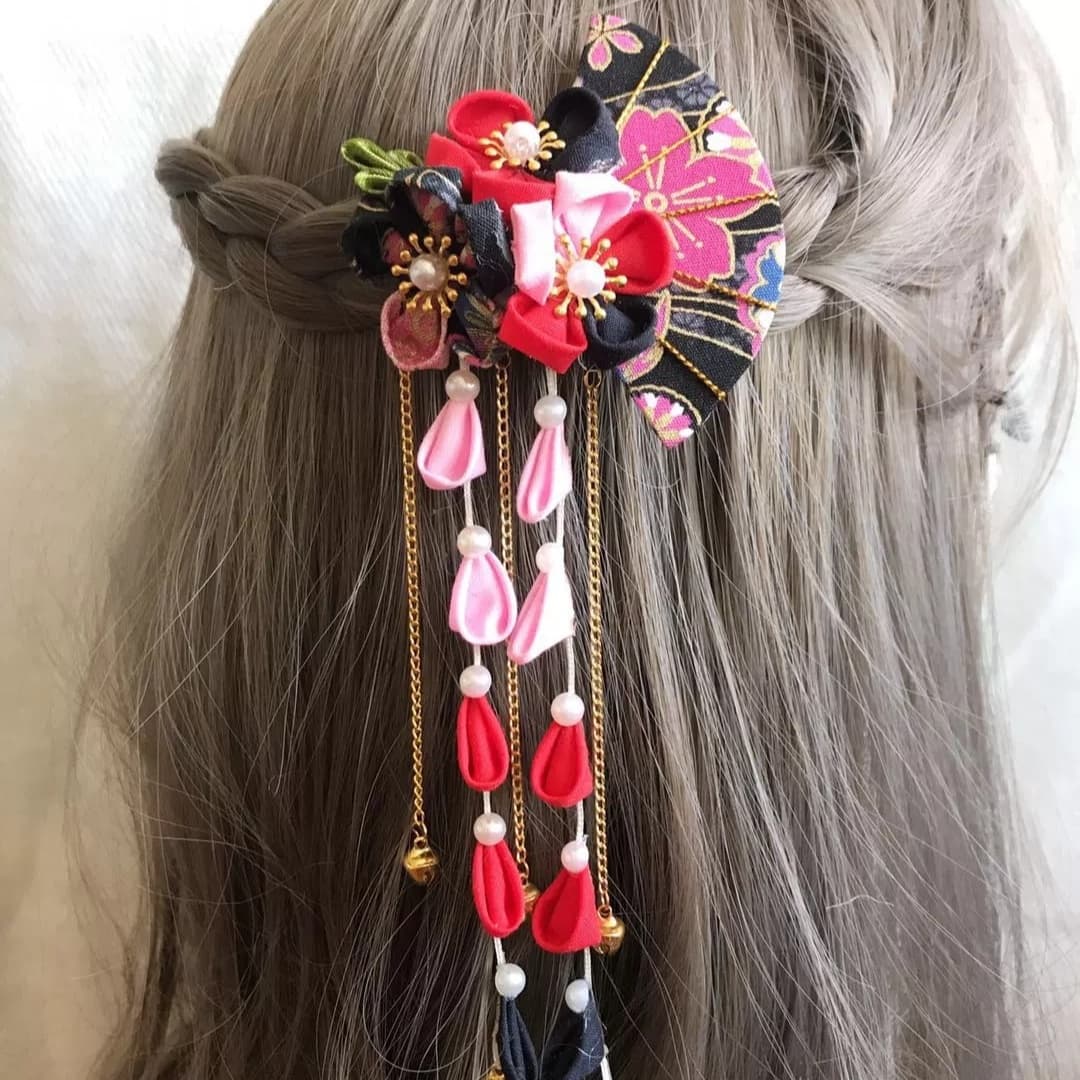 髪 飾り 花びら揺れる玉飾り付き髪飾り